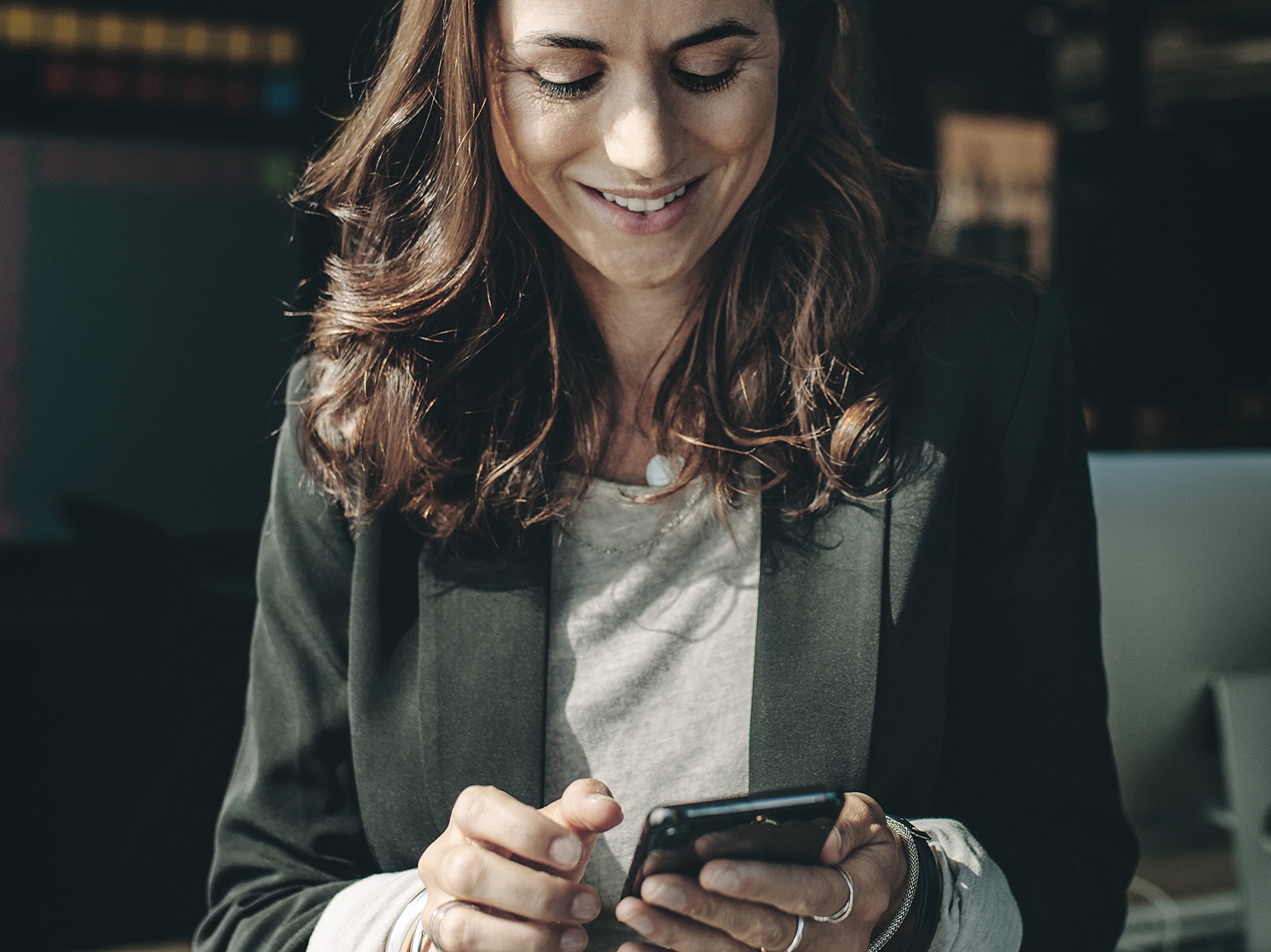 Pessoa a utilizar a MyDS app no smartphone